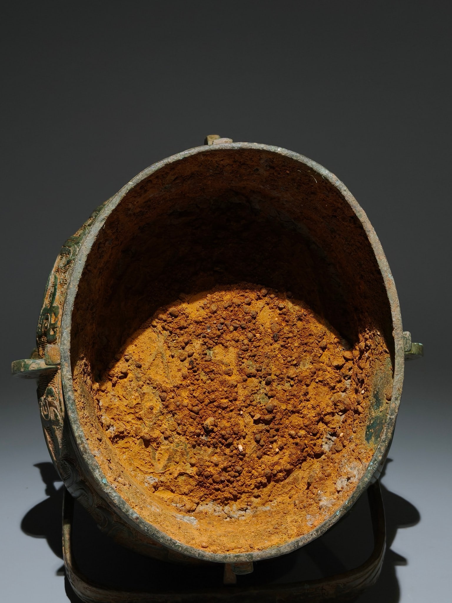 An Archaic Bronze Phoenix Pattern Loop-handled Pot - 9