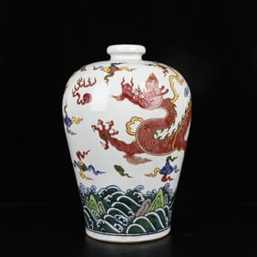 An Exquisite Wucai Seawater and Dragon Pattern Vase