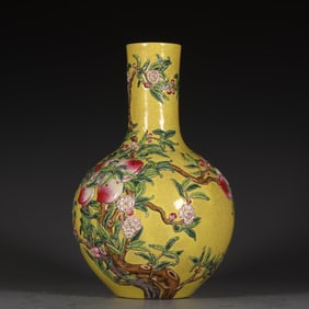 An Exquisite Yellow Ground Bats and Peach Pattern Vase