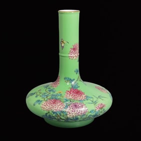 An Exquisite Green Ground Famille-Rose Flower and Butterfly Pattern Vase