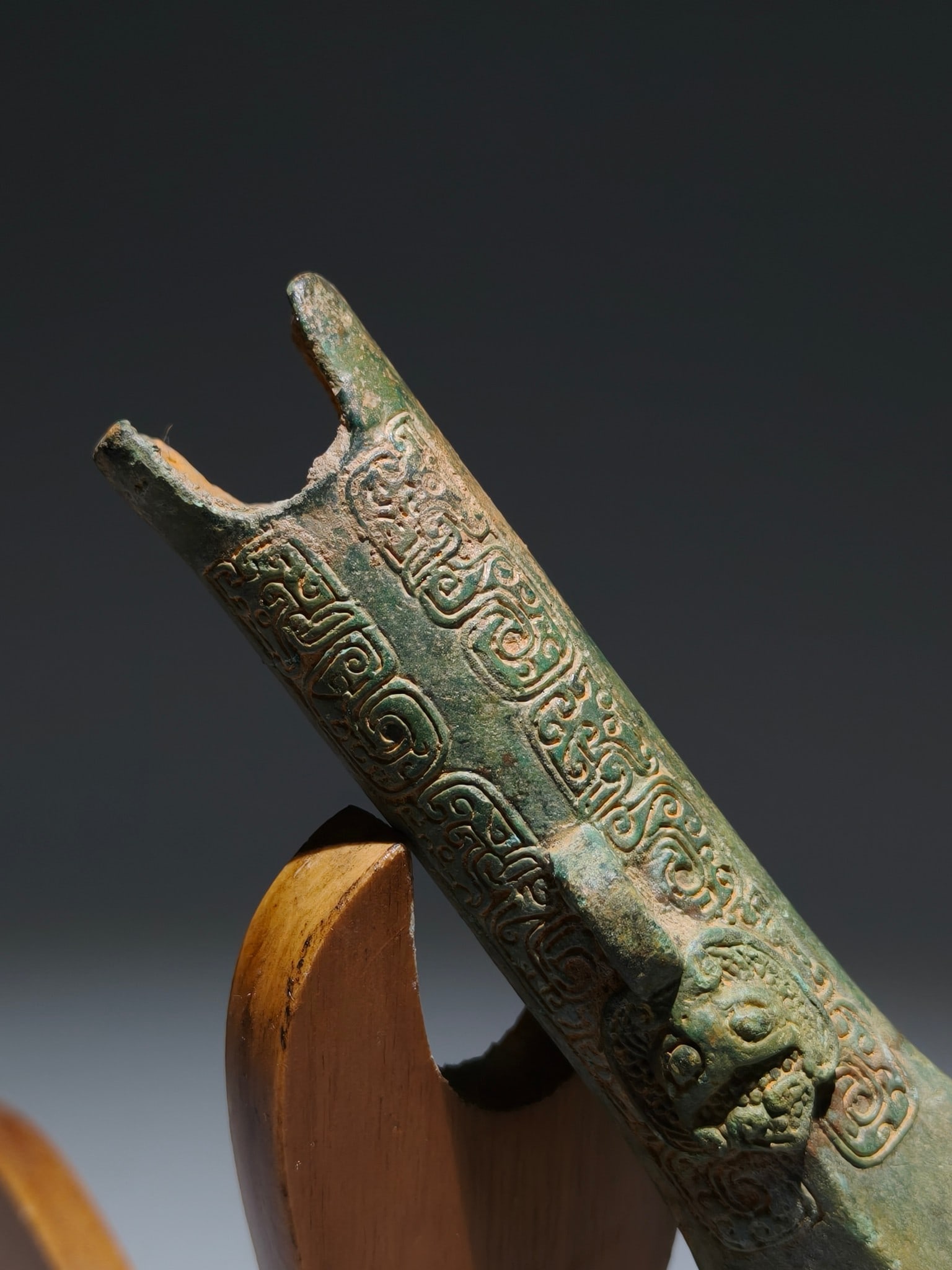An Archaic Bronze Dragon Pattern Spear - 4