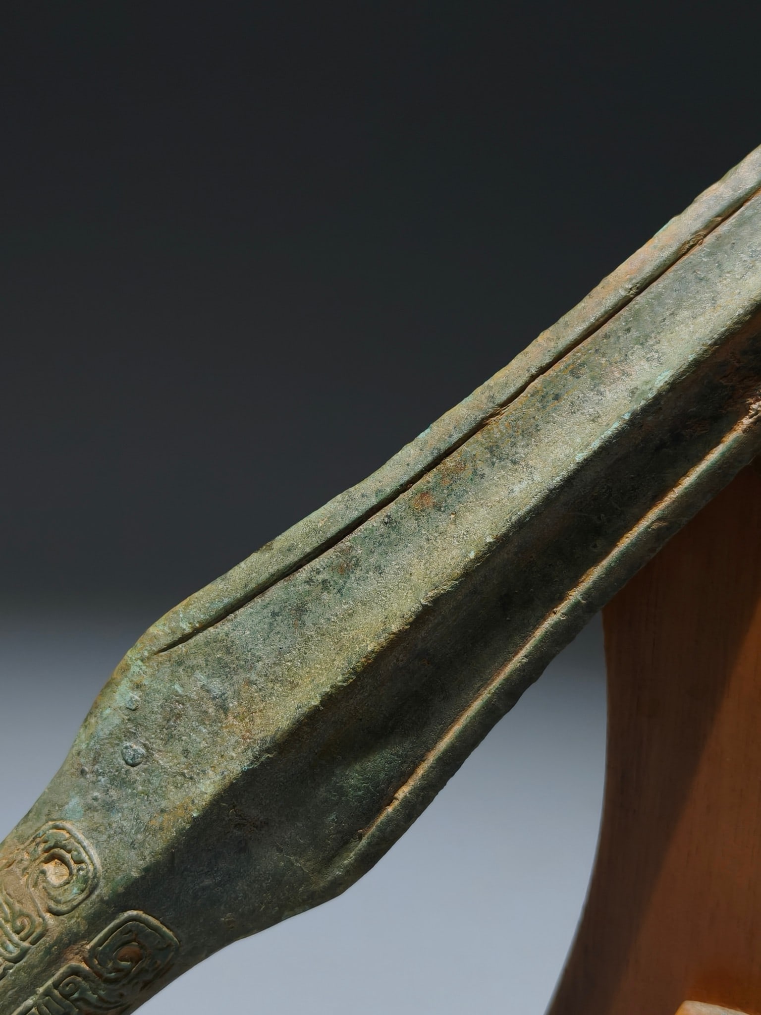 An Archaic Bronze Dragon Pattern Spear - 7