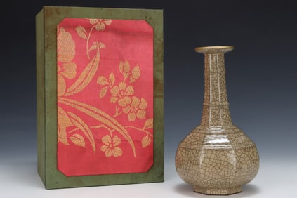 An Exquisite Ge yao Yellow Glazed Cover with Gold Vase,with an Imperial Poem by Emperor Qianlong