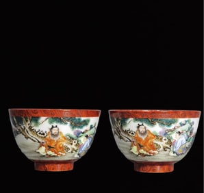 A Pair of Exquisite Imitation Wood Grain Glazed Famille-Rose Figure and Story Pattern Bowls