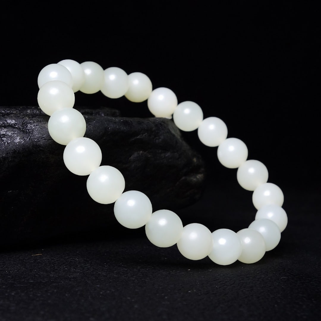 An Exquisite White Jade Bracelets: An Exquisite White Jade Bracelets,Size:(bead)0.3in 白玉手串