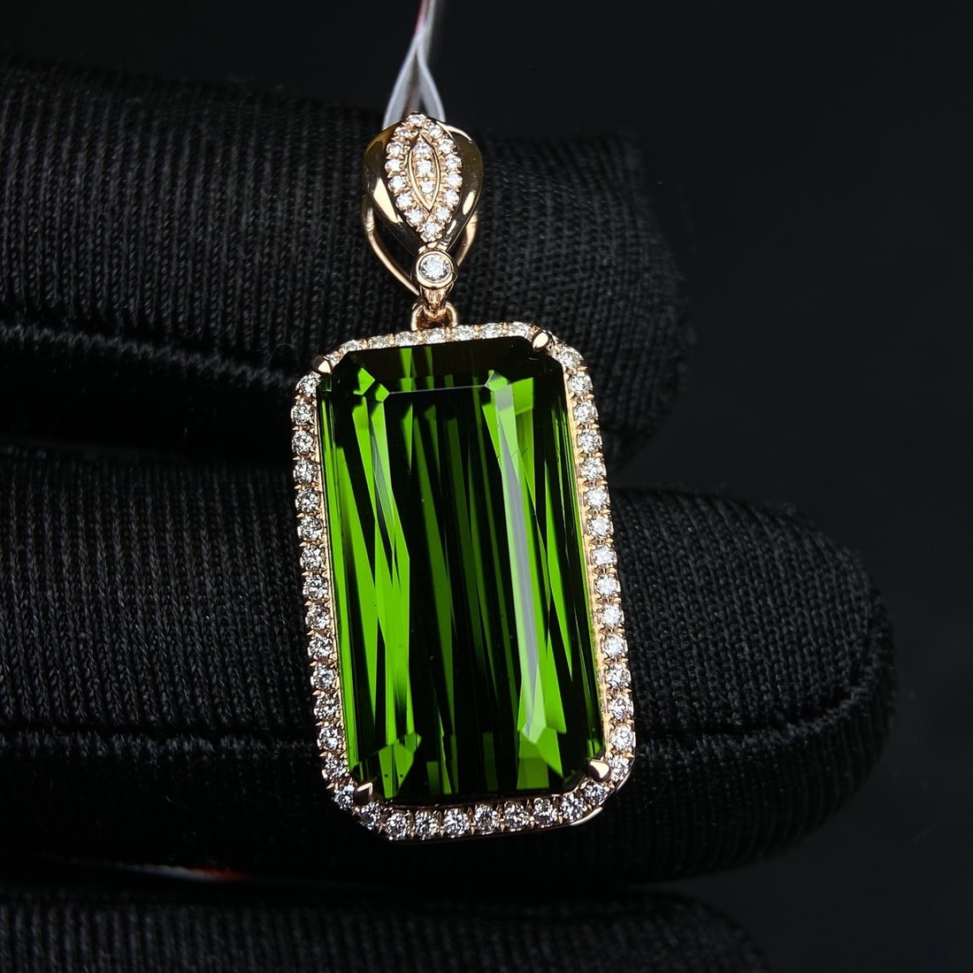 16.7Ctw Natural Tourmaline Necklace: 16.7Ctw Natural Tourmaline Necklace,Size: 0.8inx0.4in 16.7Ctw天然碧玺项链