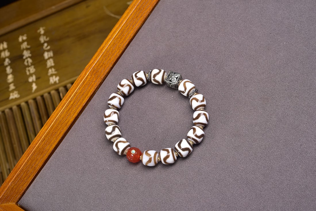 An Exquisite Crystal Monkey Pattern Pendant - 2