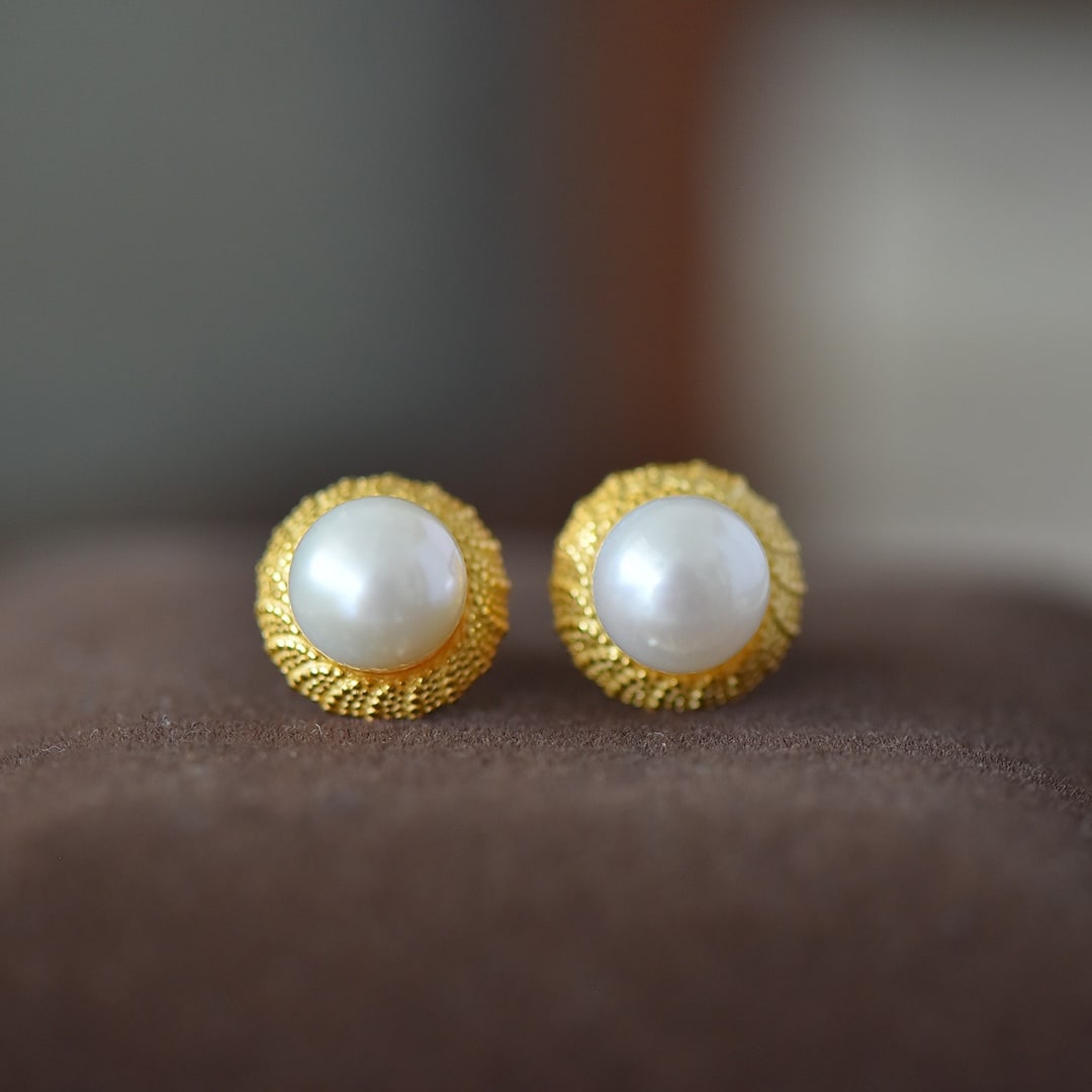 A Pair of Exquisite Sterling Silver Inlaid Pearl Earrings (1 of 5)