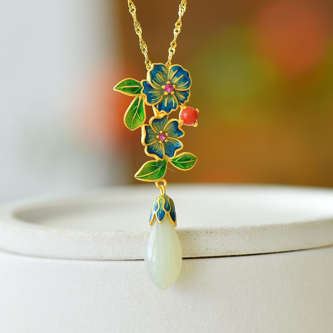 An Exquisite Sterling Silver-Gold Plated Inlaid White Jade Pendant: An Exquisite Sterling Silver-Gold Plated Inlaid White Jade Pendant,Size:0.3inx0.7in 纯银镀金镶白玉吊坠