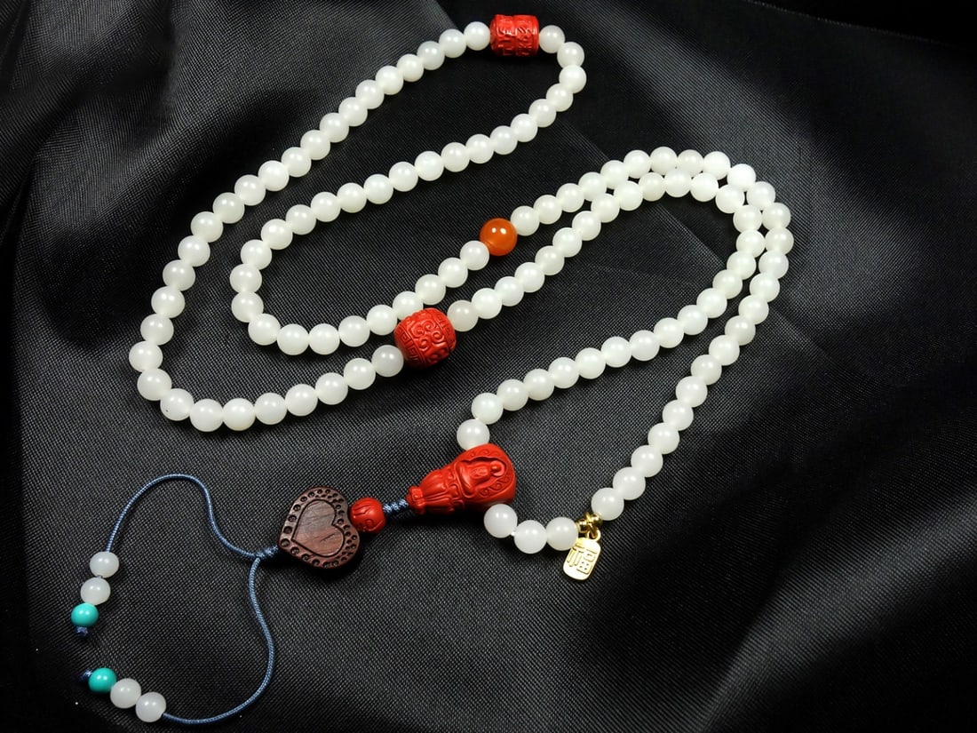 An Exquisite White Jade Necklace (1 of 7)