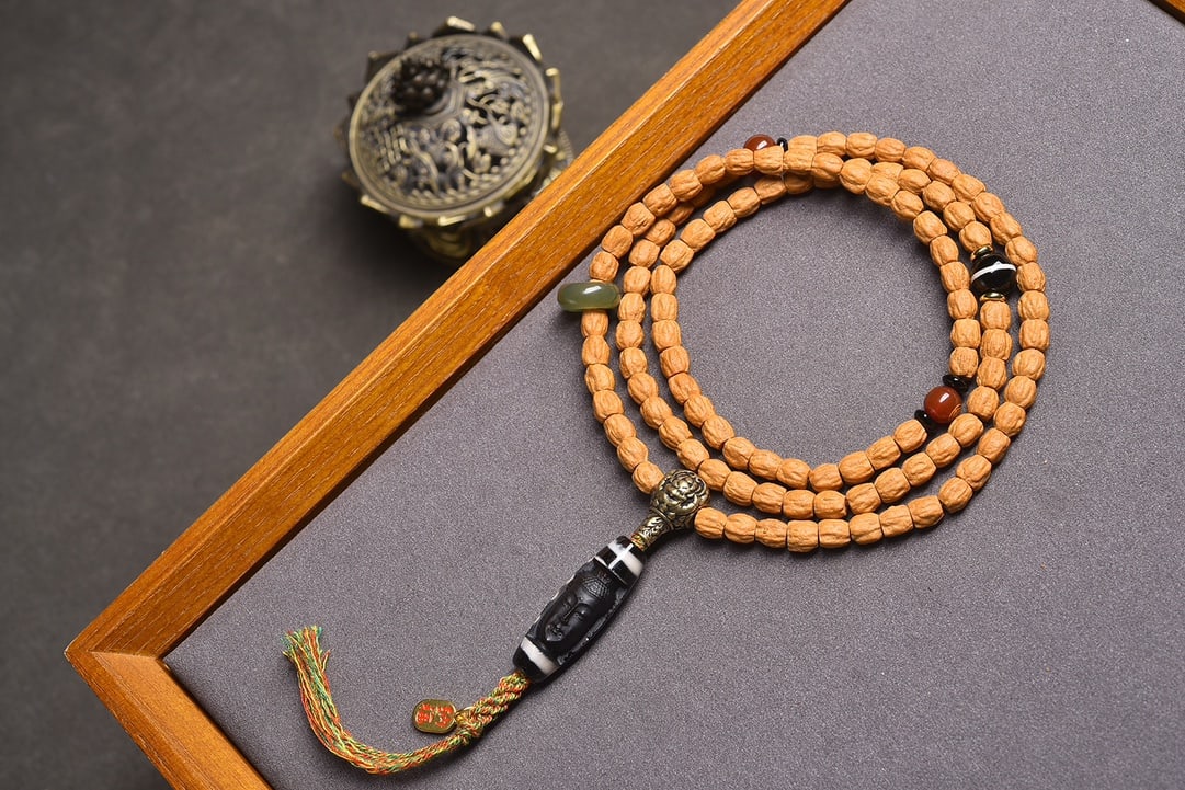 An Exquisite Agate Bracelets with Cabbage: An Exquisite Agate Bracelets with Cabbage,Size:0.3in Weight:68.1 g 玛瑙手串带白菜