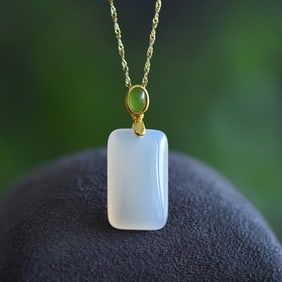 An Exquisite Sterling Silver-Gold Plated Inlaid Agate Pendant