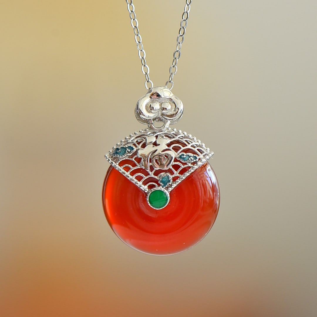 An Exquisite Sterling Silver Inlaid Agate Pendant: An Exquisite Sterling Silver Inlaid Agate Pendant,Size:0.7inx0.7in 纯银镶玛瑙吊坠