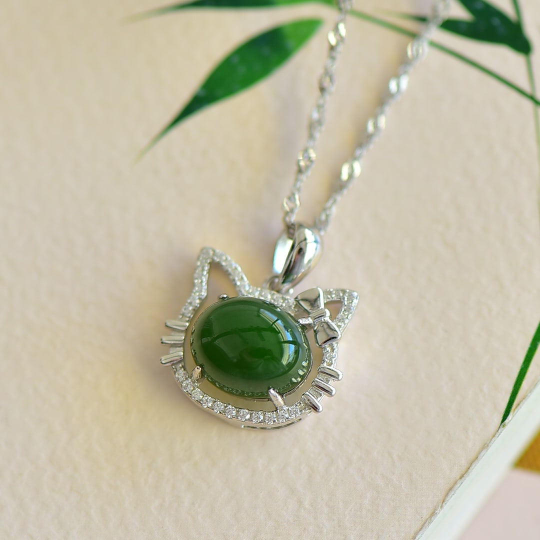 An Exquisite Sterling Silver Inlaid Jasper Pendant,Inlaid Diamond: An Exquisite Sterling Silver Inlaid Jasper Pendant,Inlaid Diamond 纯银镶碧玉项链,嵌钻石