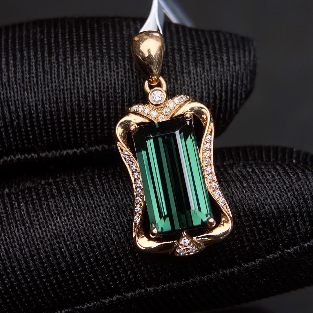 3.25Ctw Natural Tourmaline Necklace: 3.25Ctw Natural Tourmaline Necklace,Size:0.5inx0.3in 3.25Ctw天然碧玺项链