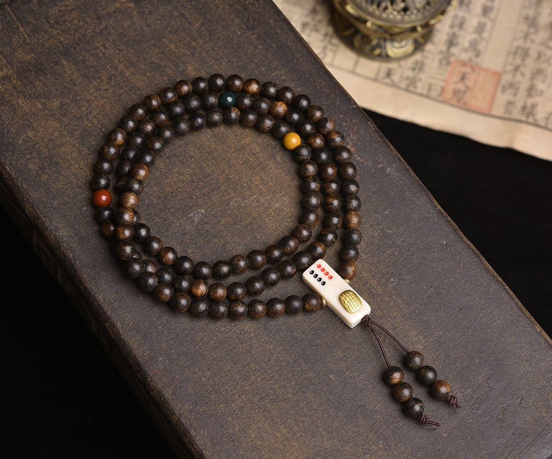 An Exquisite Eaglewood Bracelets: An Exquisite Eaglewood Bracelets,Size:0.3in Weight:28.85g 沉香木手串