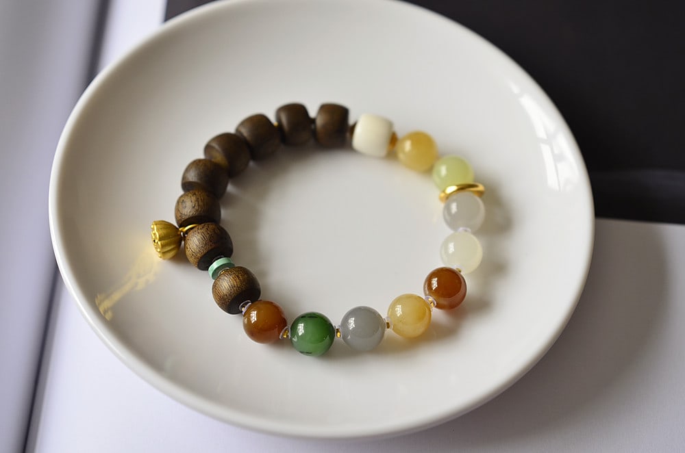 An Exquisite White Jade Eaglewood Bracelets: An Exquisite White Jade Eaglewood Bracelets,Size:0.4in 白玉沉香木手串