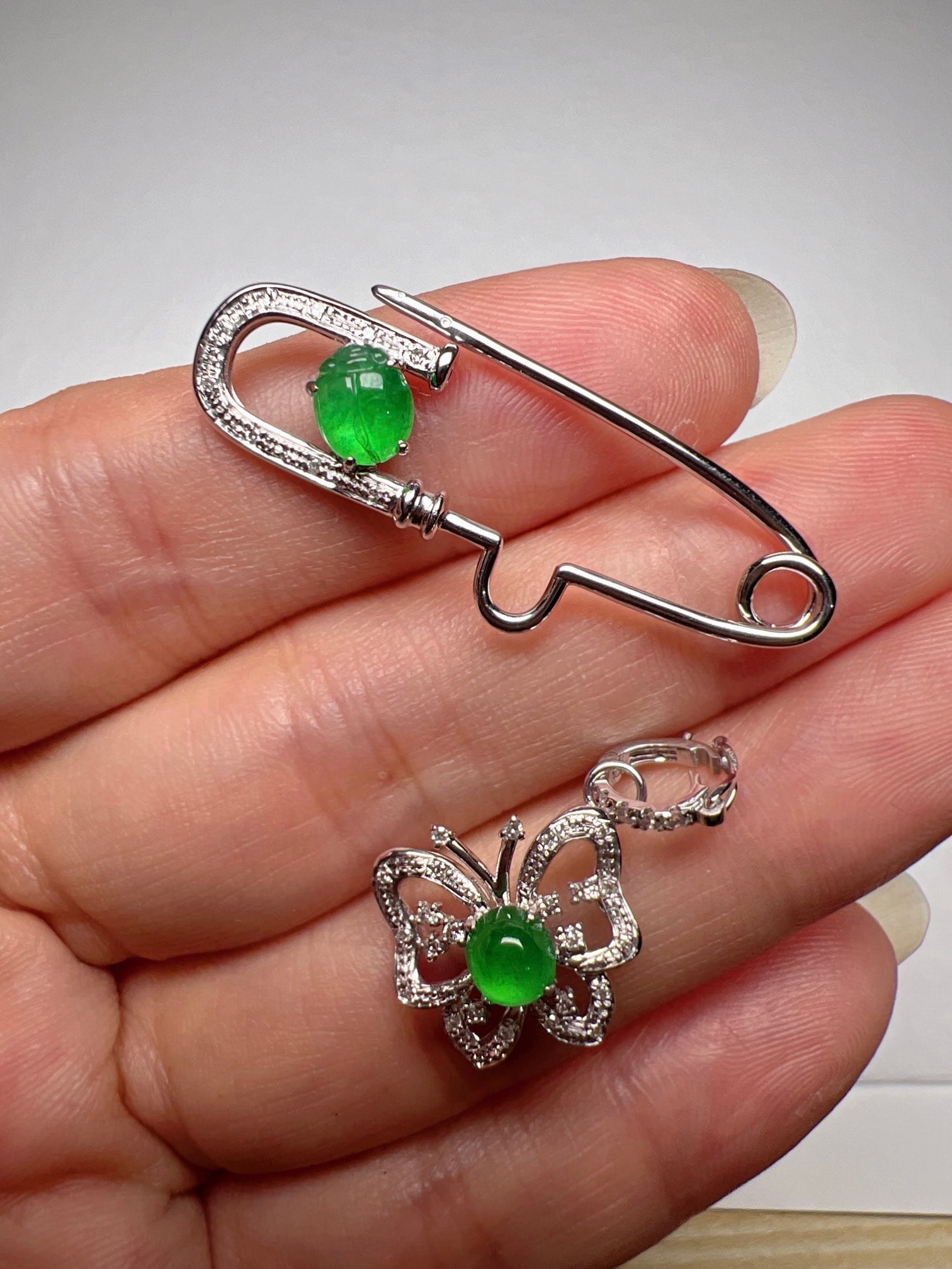 An Exquisite 18k Gold Diamond Inlaid Jadeite Brooch& Pendant Dual-Purpose: An Exquisite 18k Gold Diamond Inlaid Jadeite Brooch& Pendant Dual-Purpose,Size(Loose Stone):0.2inx0.2in,0.2inx0.2in 18k金钻镶嵌翡翠胸针&吊坠