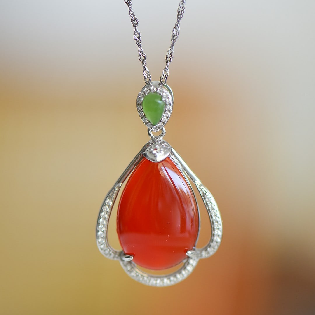 An Exquisite Sterling Silver Inlaid Agate Pendant: An Exquisite Sterling Silver Inlaid Agate Pendant,Size:0.6inx0.9in 纯银镶玛瑙吊坠