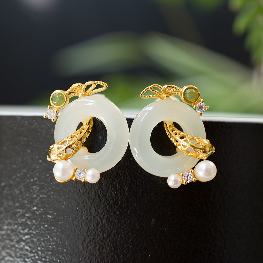 A Pair of Exquisite Sterling Silver-Gold Plated Inlaid White Jade Earrings, Inlaid Pearl: A Pair of Exquisite Sterling Silver-Gold Plated Inlaid White Jade Earrings, Inlaid Pearl,Size:0.5inx0.5in 
