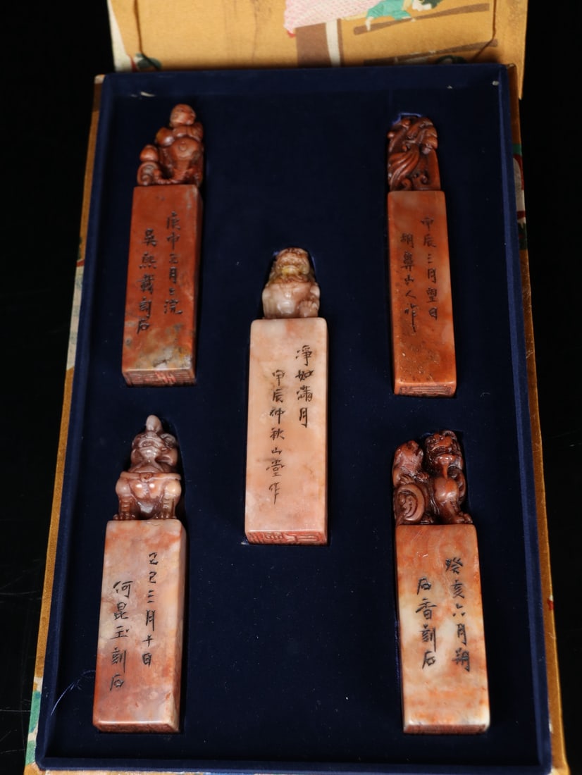 A Set of Fine Shoushan Stone Auspicious Beast Seal: A Set of Fine Shoushan Stone Auspicious Beast Seal Qing Dynasty, China Size:5.1inx1.2inx1.2inx5 Weight:1.24kg寿山石瑞兽套印章 中国清&#