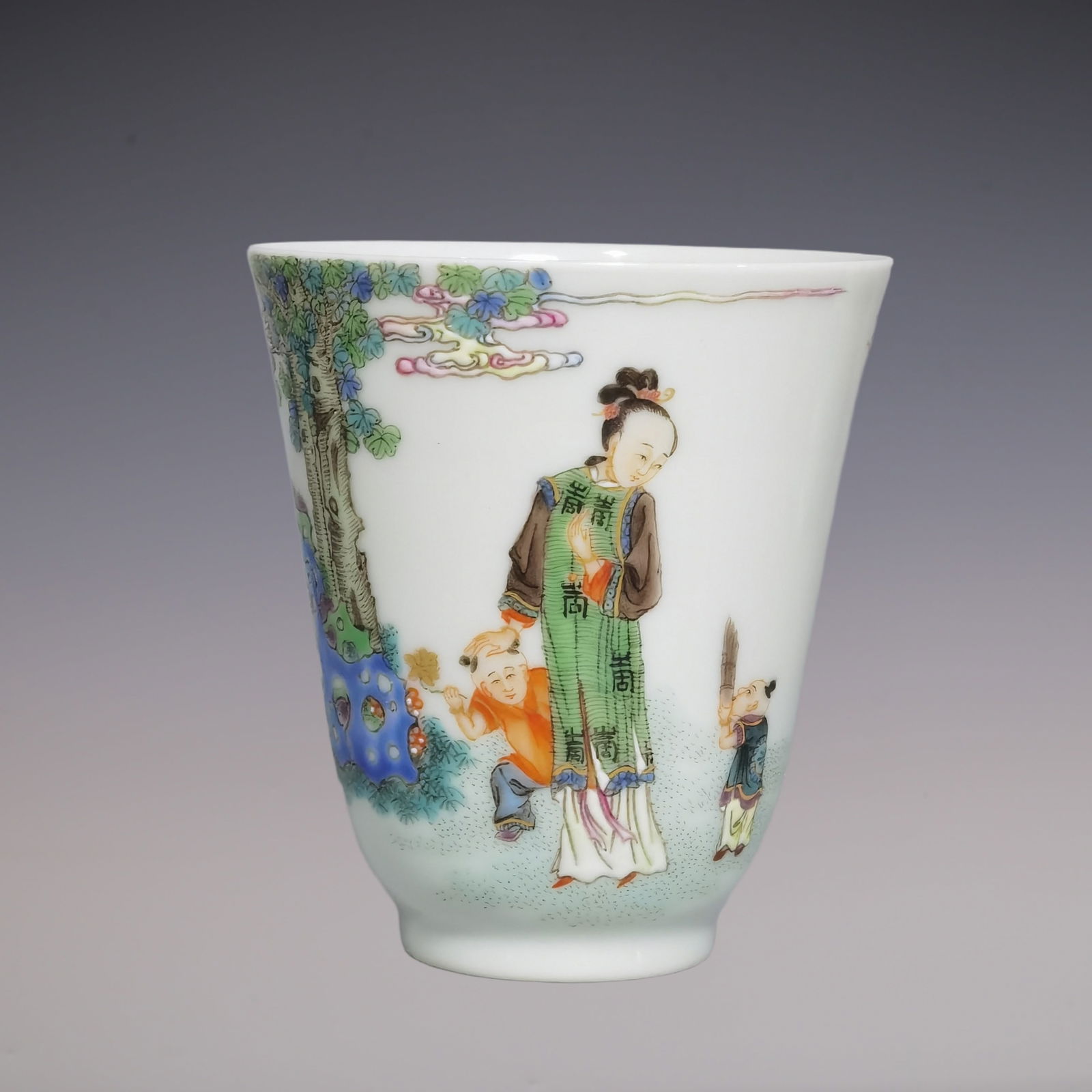 An Exquisite Famille-Rose Character and Story Pattern Cup: An Exquisite Famille-Rose Character and Story Pattern Cup Qing Dynasty, China Yongzheng Six-character Mark Size:2.8inx2.5in粉彩仕女带子图闻香Ĉ