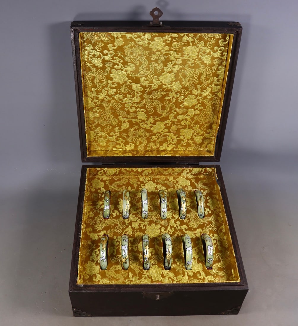 A Set of Fine Yellow Jade Painted Color Auspicious Beast Pattern Bracelets: A Set of Fine Yellow Jade Painted Color Auspicious Beast Pattern Bracelets Qing Dynasty, China Size:0.4inx59mm Weight:645g黄玉金银彩绘手镯一౞