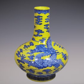 An Exquisite Blue and White Seawater Pattern Dragon Pattern Vase
