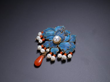 An Exquisite Gilt Bronze Inlaid Gems Ornament