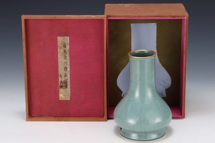 An Exquisite Guan yao Vase