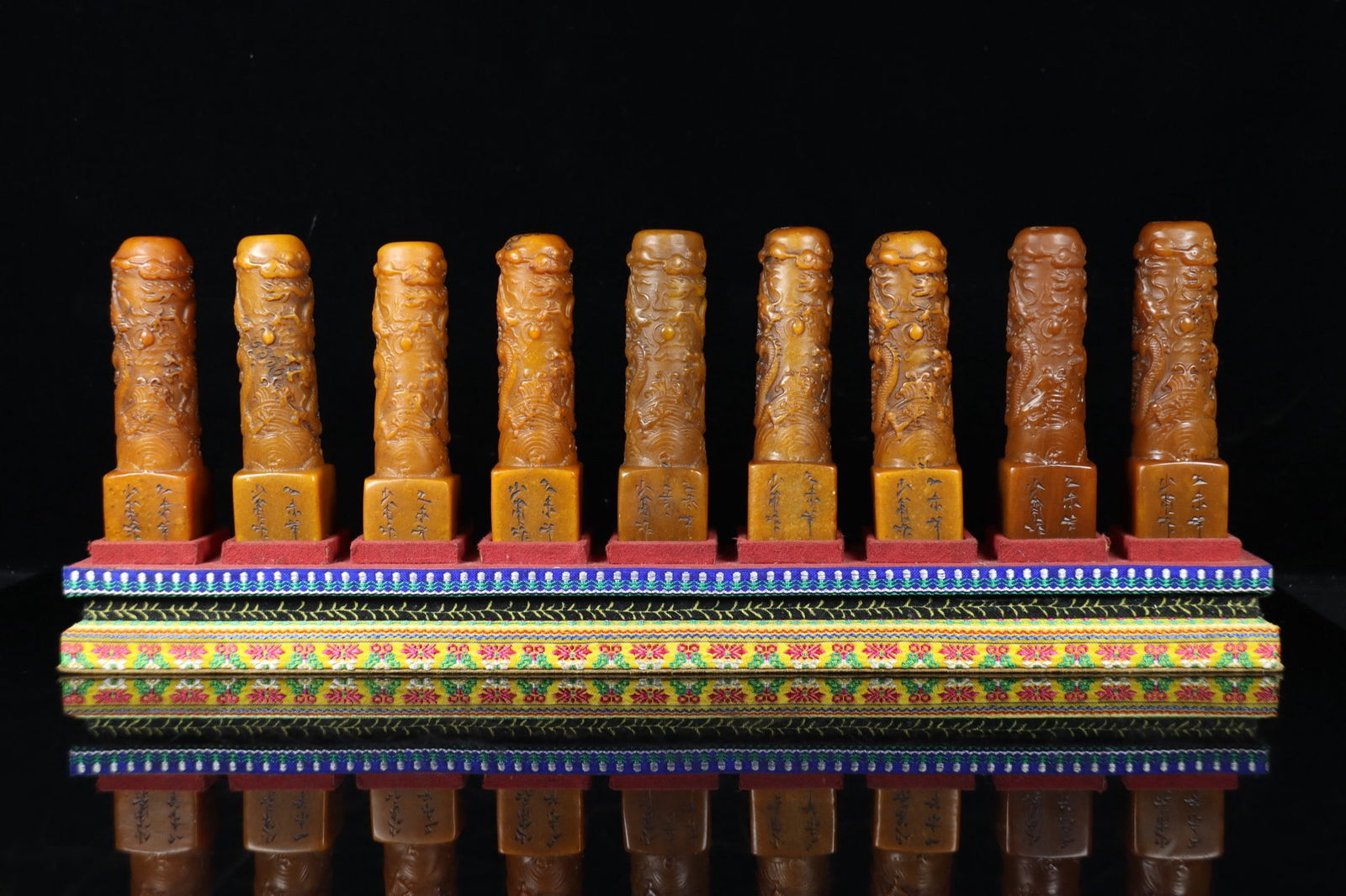 A Set of Fine Tianhuang Stone Dragon Pattern Seal: A Set of Fine Tianhuang Stone Dragon Pattern Seal Qing Dynasty, China Size:4.7inx1.4inx1.4inx9 Weight:2.97kg田黄石九龙柱套章