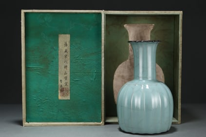 An Exquisite Guan yao Vase