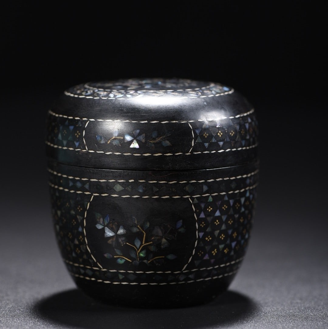 An Exquisite Black Lacquer Painted Gold Flower Pattern Box: An Exquisite Black Lacquer Painted Gold Flower Pattern Box Qing Dynasty, China Size:2.6inx2.6in Weight:58g螺钿漆器花卉纹香盒 中国ę