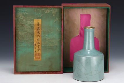An Exquisite Guan yao Celadon Glazed Vase