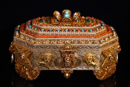 An Exquisite Silver Inlaid Gems Lion Pattern Box