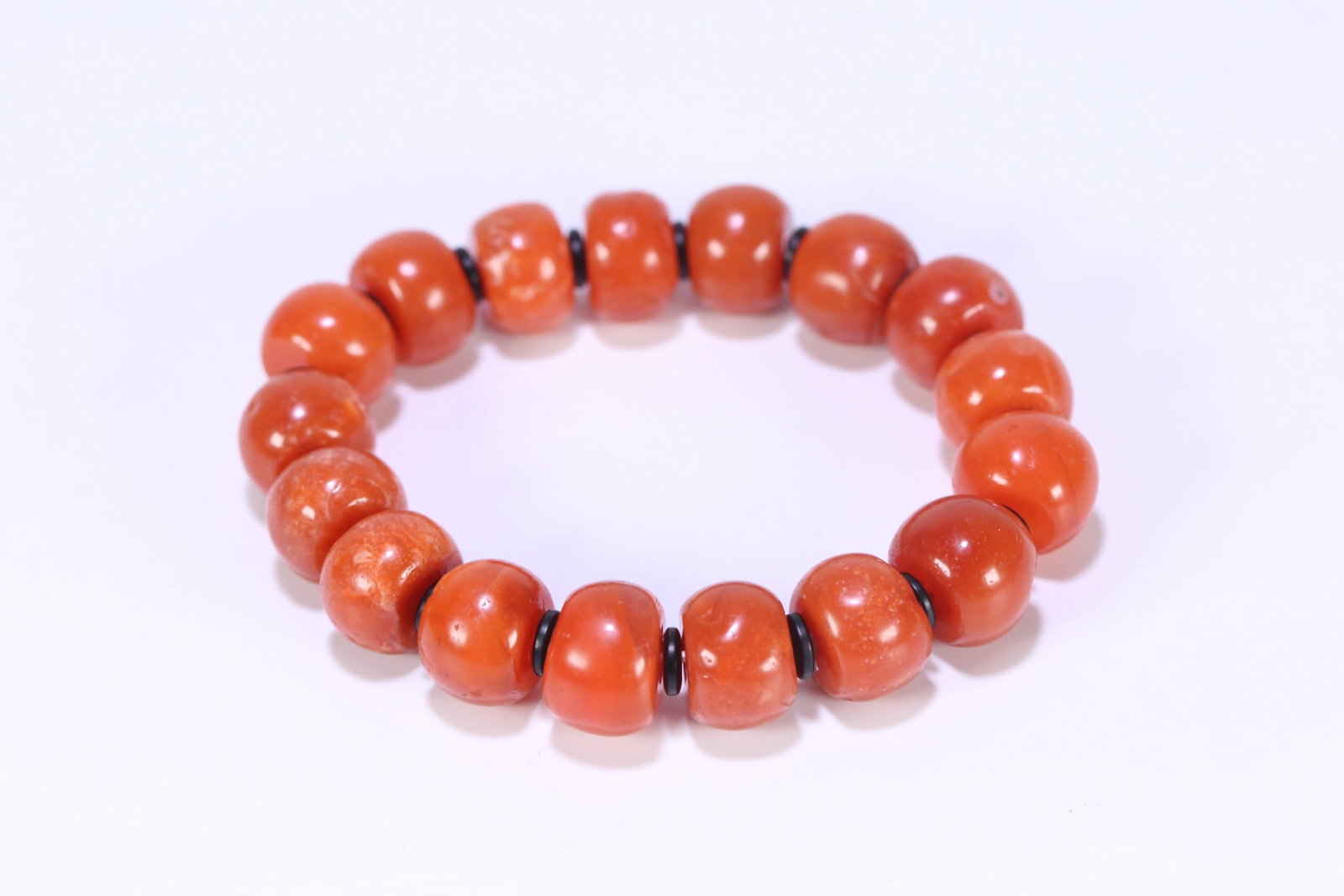 An Exquisite Agate Bracelets: An Exquisite Agate Bracelets Qing Dynasty, China Size:0.5inx0.6in Weight:71g玛瑙手串 中国清代 Size:1.2cmx1.6cm Weight:71g