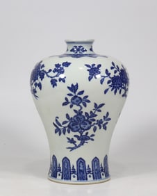 An Exquisite Blue and White Flower and Fruit Pattern Vase