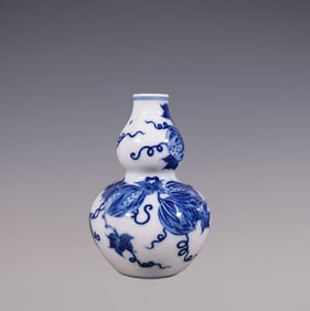 An Exquisite Blue and White vegetables and fruits Pattern Gourd-Shaped Vase