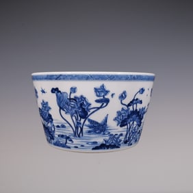 An Exquisite Blue and White Flower and Bird Pattern Vat