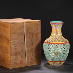 An Exquisite Enamel Lotus Pattern Fish Pattern Vase