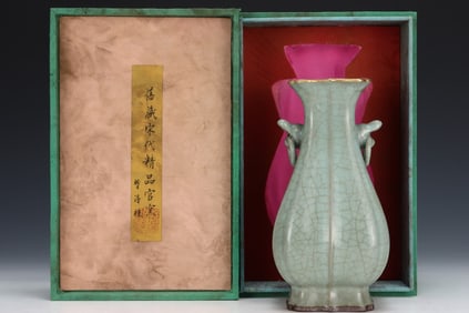 An Exquisite Guan yao Celadon Glazed Double-Ears Vase