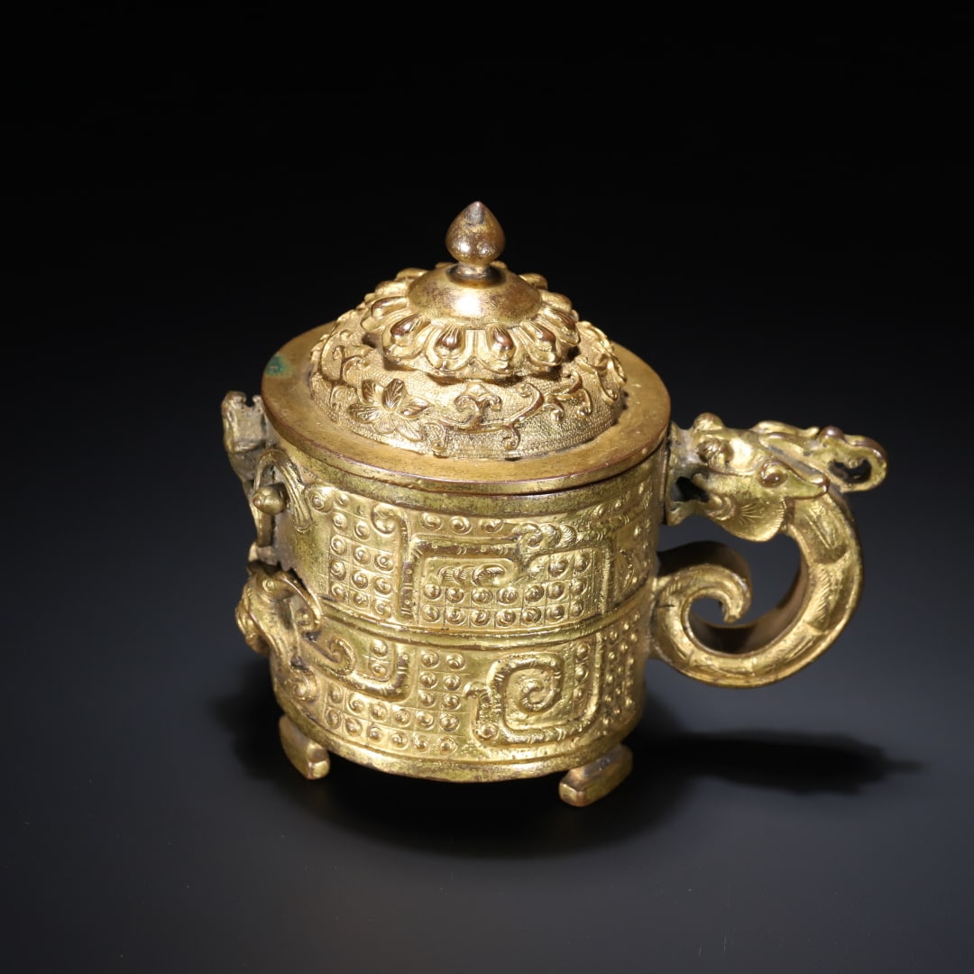 An Exquisite Gilt Bronze Chi-Dragon Pattern Cup Ornament: An Exquisite Gilt Bronze Chi-Dragon Pattern Cup Ornament Qing Dynasty, China Size:4.7inx3.9inx2.8in Weight:1084g铜鎏金螭龙卮杯摆件 中国