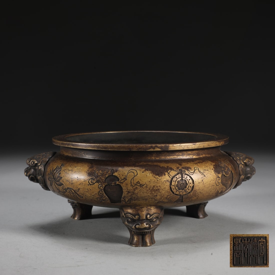 An Exquisite Bronze Eight Treasures Pattern Double-Ears and Tripod Censer: An Exquisite Bronze Eight Treasures Pattern Double-Ears and Tripod Censer Ming Dynasty, China Xuande Four-character Mark Size:2.8inx6.1in Weight:1400g铜兽足狮首耳&#