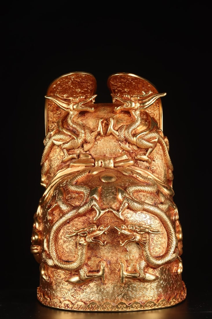 An Exquisite Gilt Bronze Dragon Pattern Hair Band: An Exquisite Gilt Bronze Dragon Pattern Hair Band Ming Dynasty, China Size:6.7inx6.7inx10.2in Weight:5261g铜鎏金龙帽 中国明代 Size:17cmx17cmx26cm