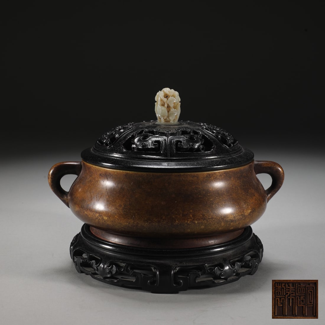 An Exquisite Bronze Double-Ears Censer: An Exquisite Bronze Double-Ears Censer Ming Dynasty, China Xuande Four-character Mark Size:6.4inx7in Weight:2100g铜蚰龙耳炉 中国明代 宣õ