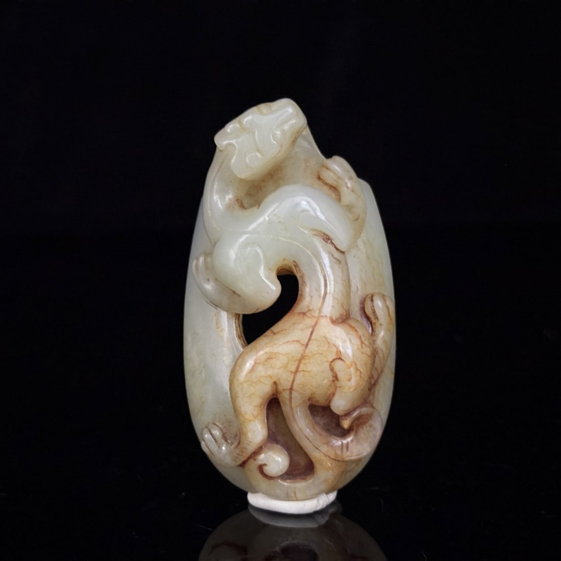 An Exquisite White Jade Chi-Dragon Pattern Ornament: An Exquisite White Jade Chi-Dragon Pattern Ornament Han Dynasty, China Size:2.6inx1.4inx0.7in Weight:46g白玉高浮雕螭龙鸡心佩 中国