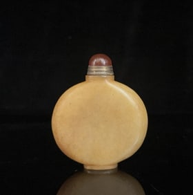 An Exquisite White Jade Snuff Bottle