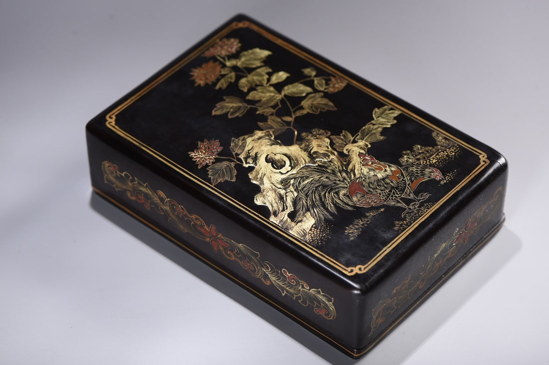An Exquisite Black Lacquer Painted Gold Flower Pattern Rooster Pattern Box: An Exquisite Black Lacquer Painted Gold Flower Pattern Rooster Pattern Box Qing Dynasty, China Size:7.1inx4.7inx2in Weight:337g木胎描真金漆器花卉&