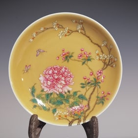 An Exquisite Famille-Rose Yellow Glazed Flower and Butterfly Pattern Plate
