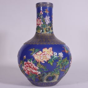 An Exquisite Enamel Flower and Butterfly Pattern Vase